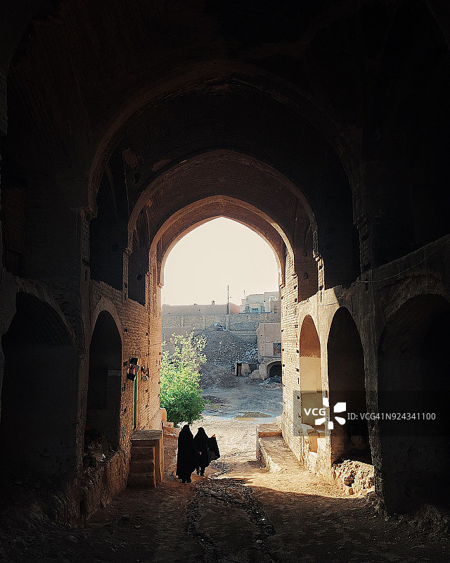 两位穿着罩袍的穆斯林妇女走进商队驿站图片素材