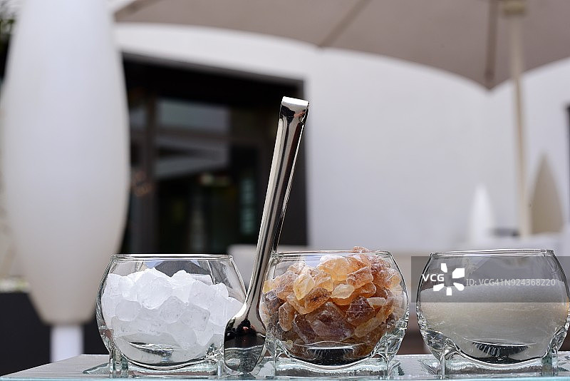 特比纳多糖——棕色和白色糖晶体（特写）图片素材