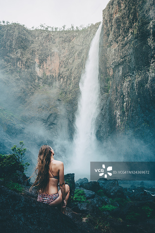 瓦拉曼瀑布游客图片素材