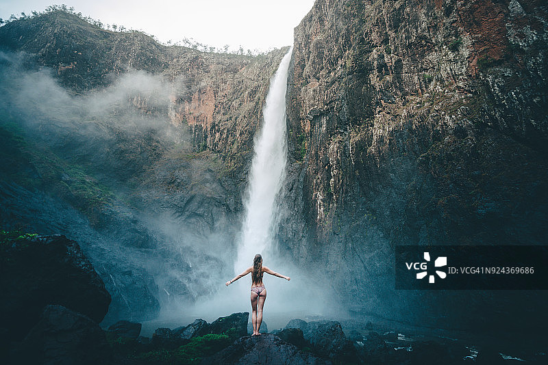 瓦拉曼瀑布背包客图片素材