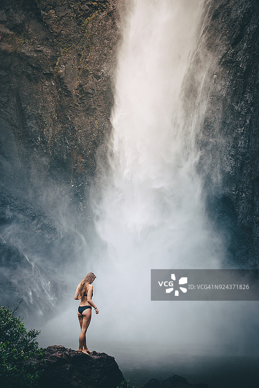 昆士兰瀑布背包客图片素材