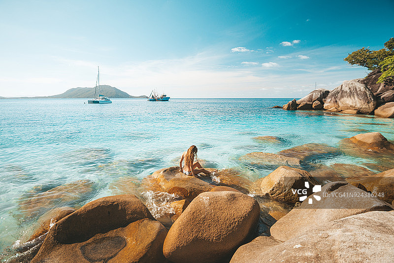 照片沙滩女孩图片素材