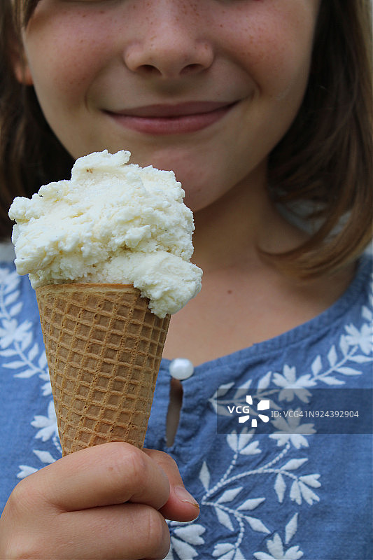 吃冰淇淋的小女孩图片素材