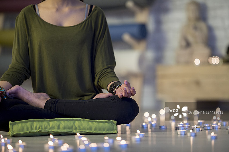 烛光冥想图片素材