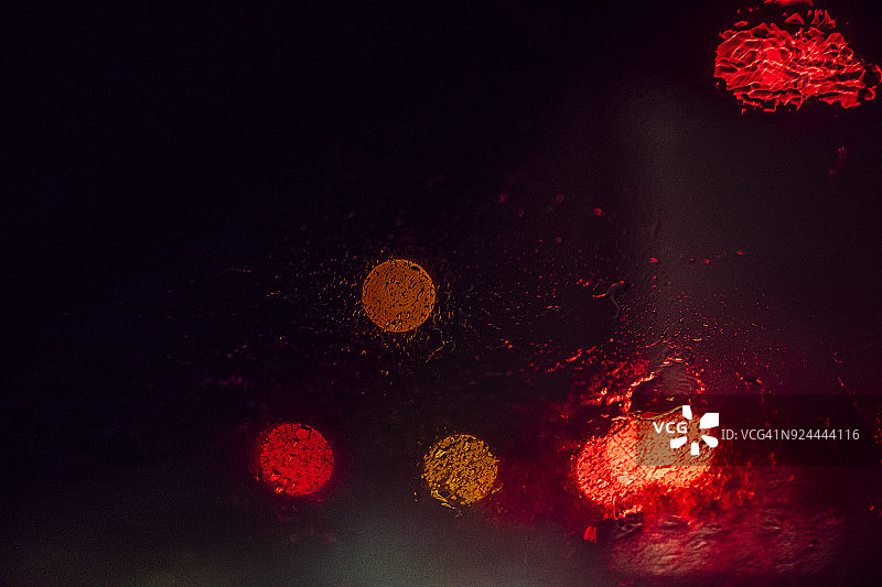 在夜间的暴雨中开车图片素材