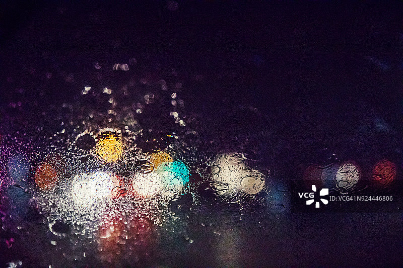 在夜间的暴雨中开车图片素材