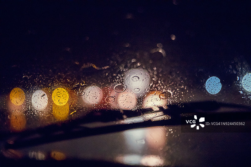 在夜间的暴雨中开车图片素材