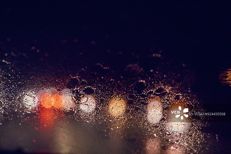 在夜间的暴雨中开车图片素材