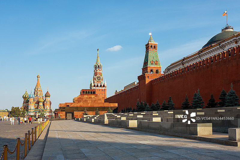 傍晚时分的莫斯科克里姆林宫、列宁墓和圣瓦西里大教堂图片素材