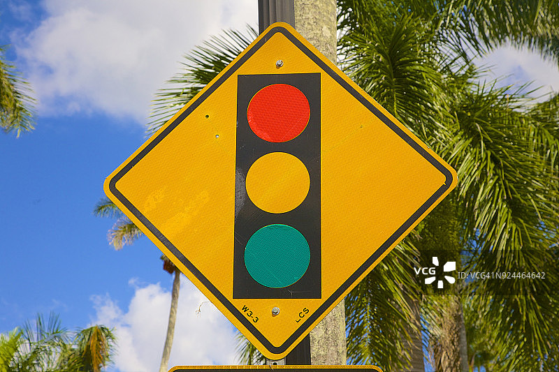 黄色警告路标图片素材