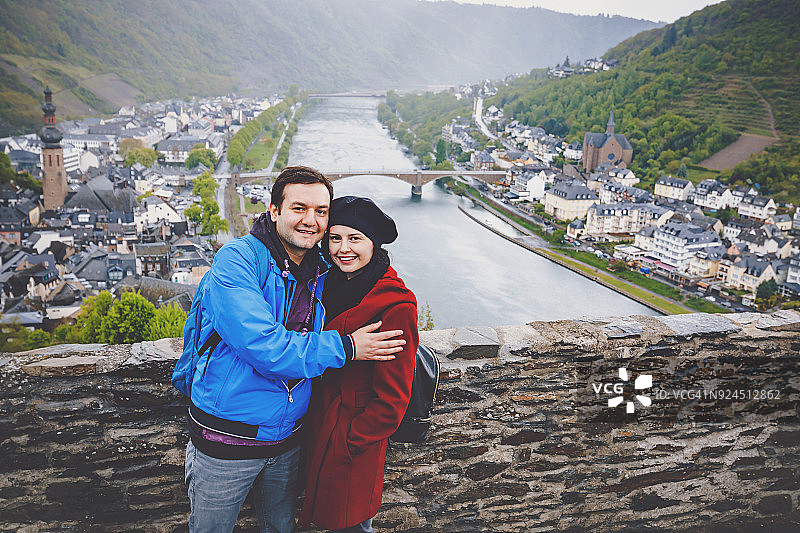 快乐的年轻夫妇在德国科赫姆镇欣赏城市景观图片素材