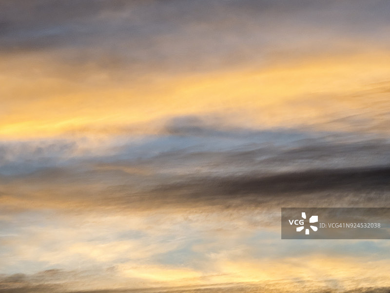 日落时瓦伦西亚天空中云朵的低角度视图图片素材