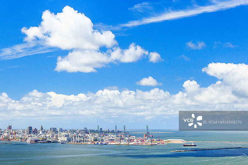 从蒙得维的亚山丘观看蒙得维的亚市和港口图片素材