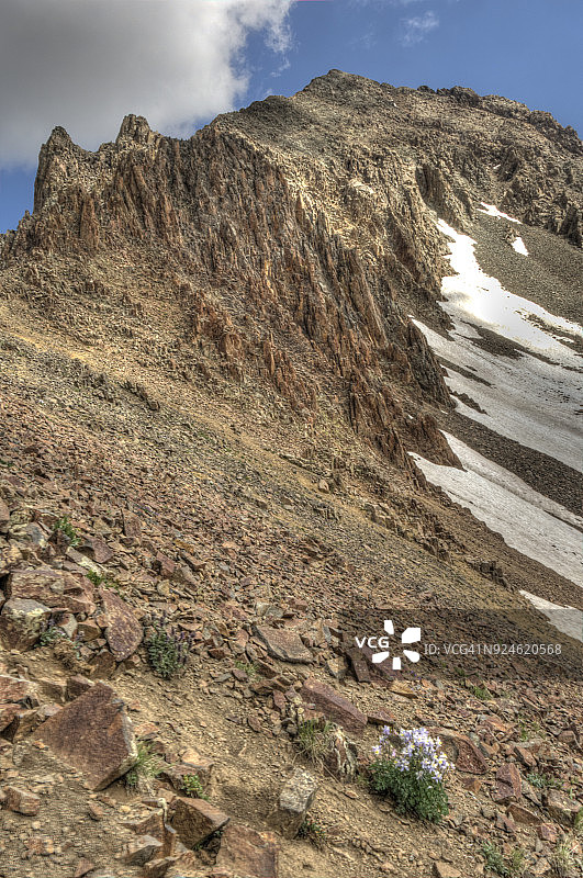 在山隘的岩石旁漫步图片素材