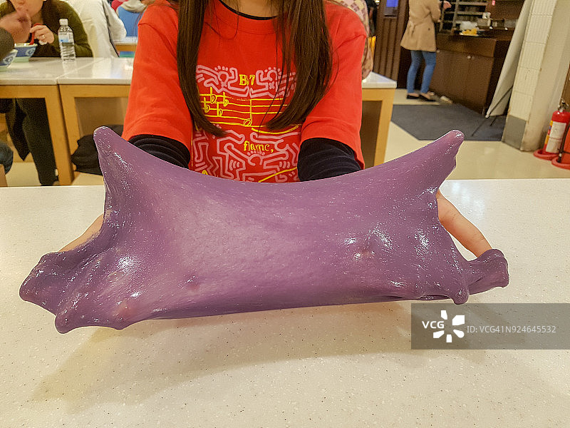 女孩玩自制史莱姆图片素材