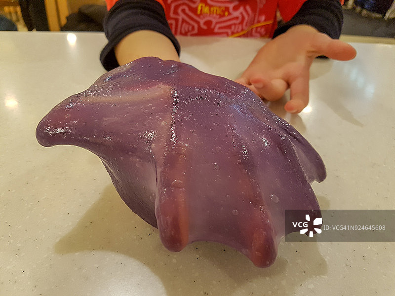 女孩玩自制史莱姆图片素材