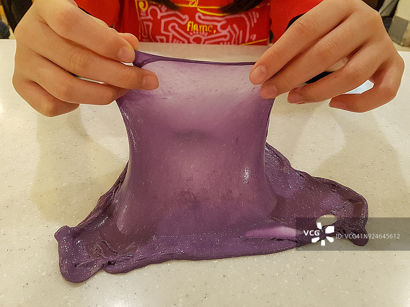 女孩玩自制史莱姆图片素材