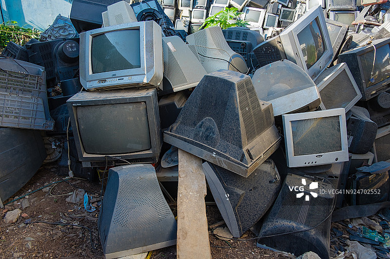 废品站里的旧电视机图片素材