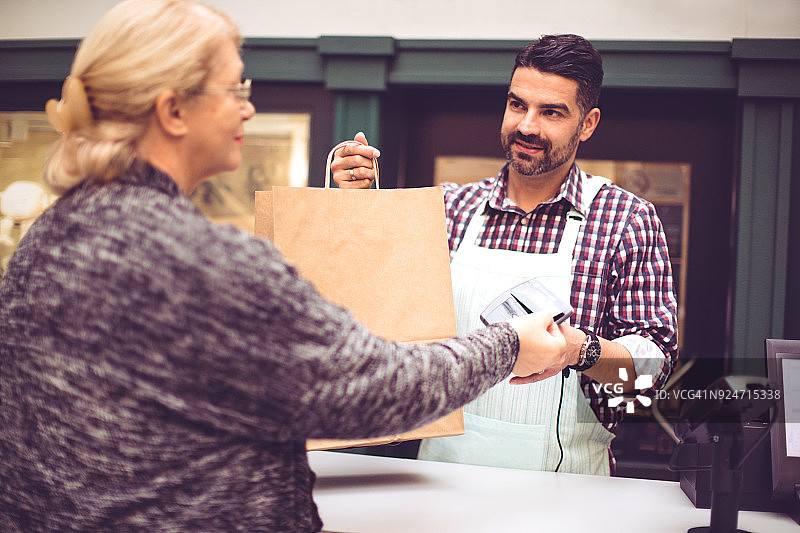 用信用卡支付的老年妇女图片素材