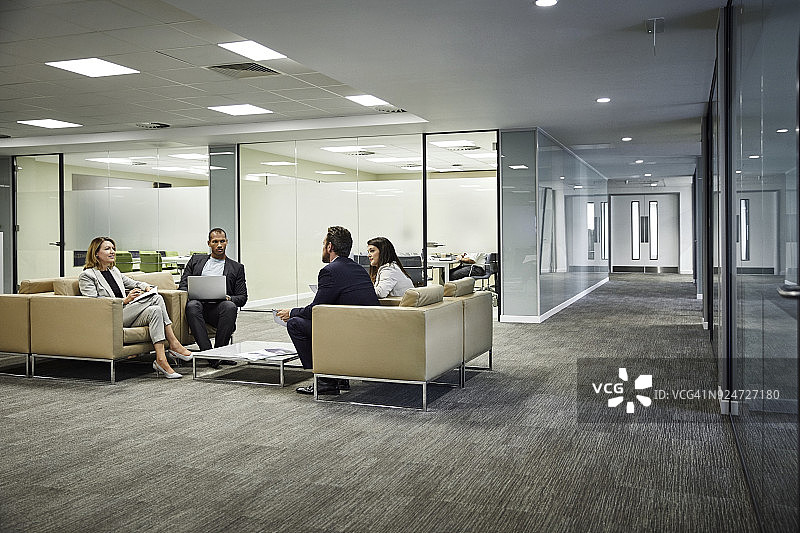 同事们在办公室大厅讨论战略图片素材