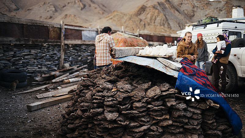 吉尔吉斯斯坦：用堆叠的动物粪便作燃料图片素材