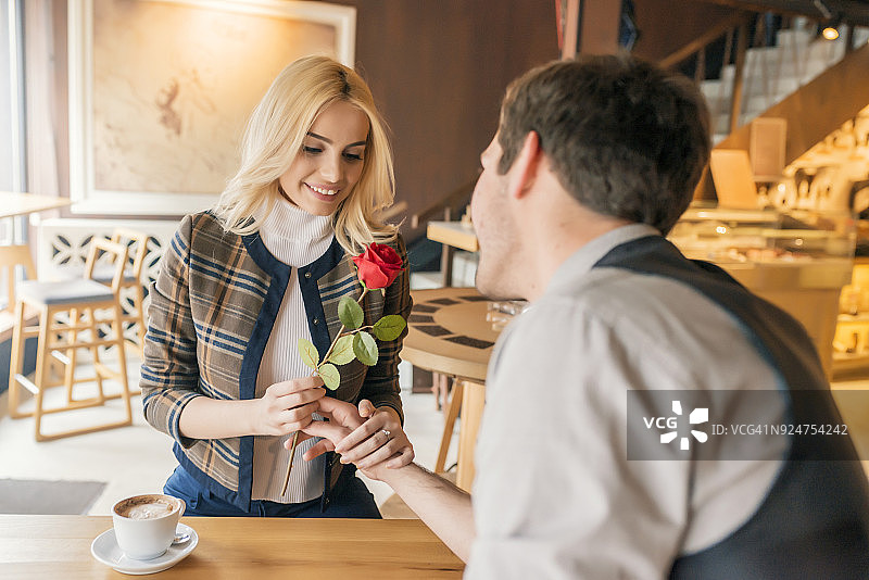情侣在咖啡馆庆祝情人节图片素材