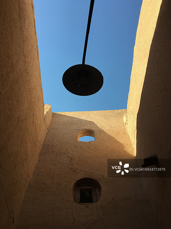 伊朗亚兹德古老小巷中的街灯图片素材