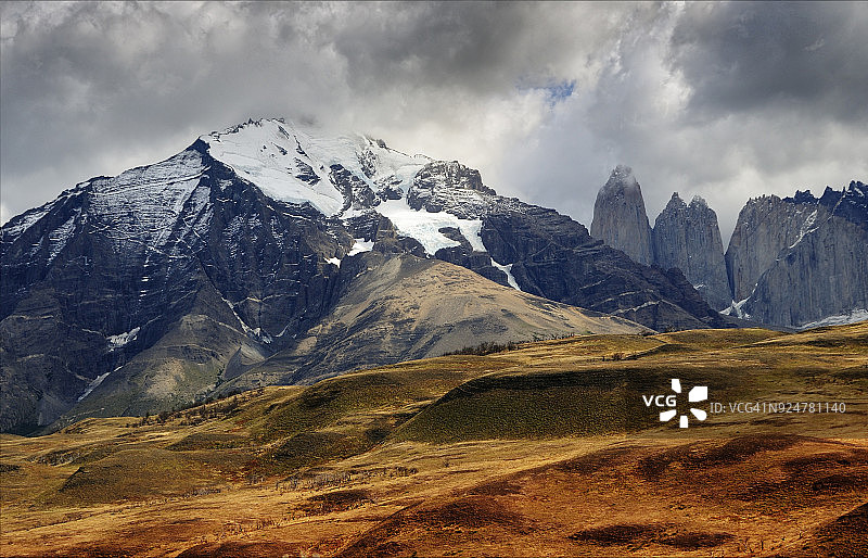 智利巴塔哥尼亚百内国家公园群山图片素材