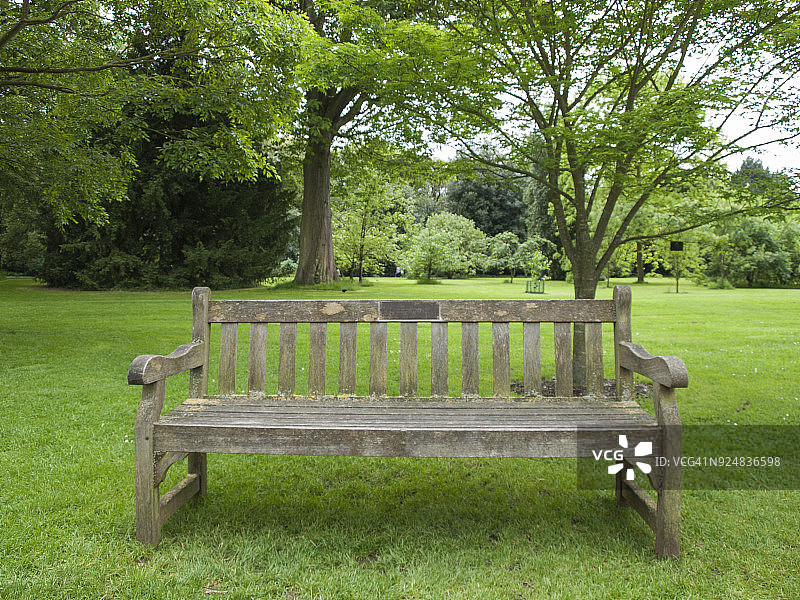 伦敦宁静公园里的空木椅图片素材