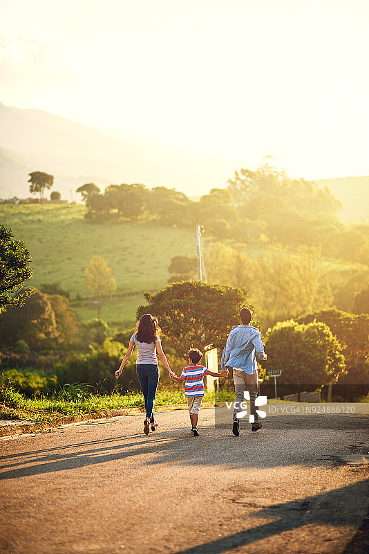 悠闲漫步的一天图片素材