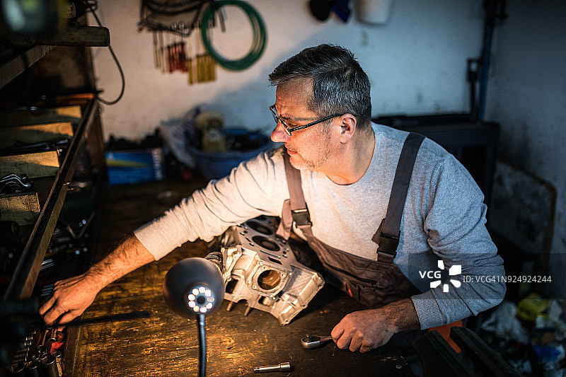 汽修工在修理厂修理汽车发动机图片素材