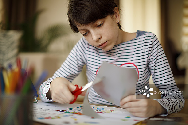可爱的年轻少女在做家庭作业图片素材