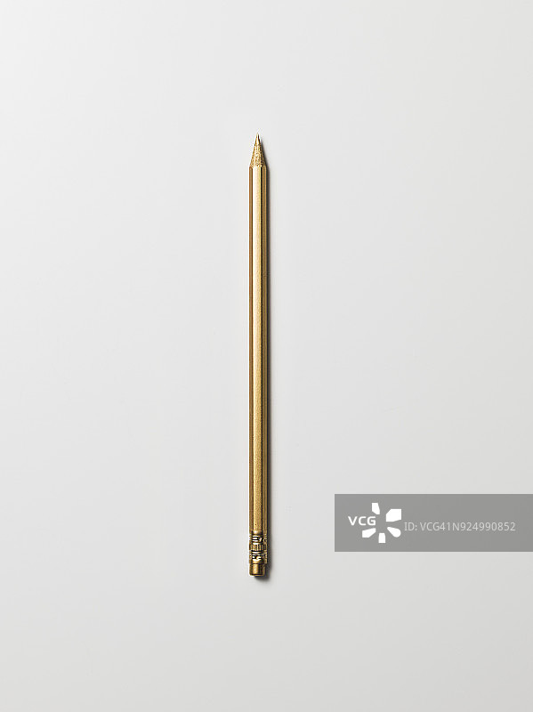 镀金的日常物品系列：白色背景上的金色铅笔图片素材