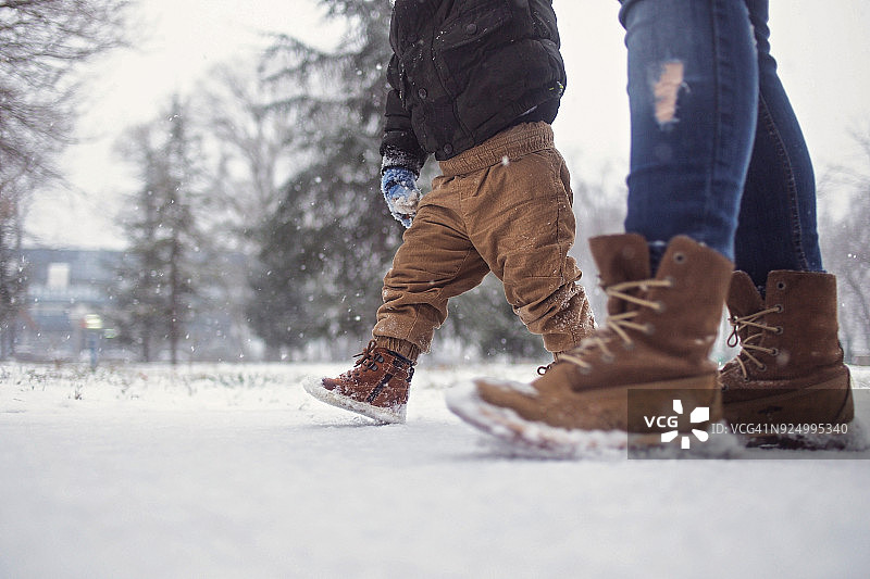 雪地漫步图片素材