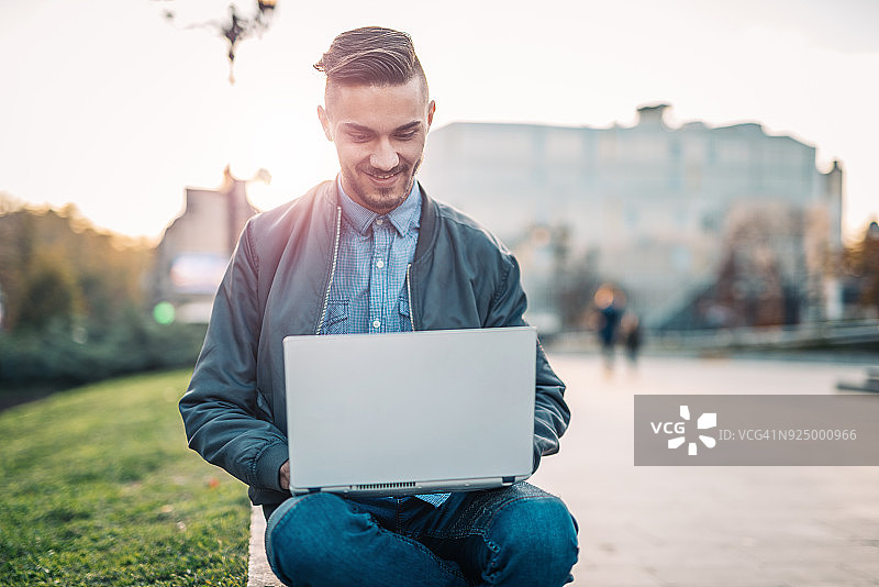 博主使用网络摄像头在社交媒体频道上直播图片素材