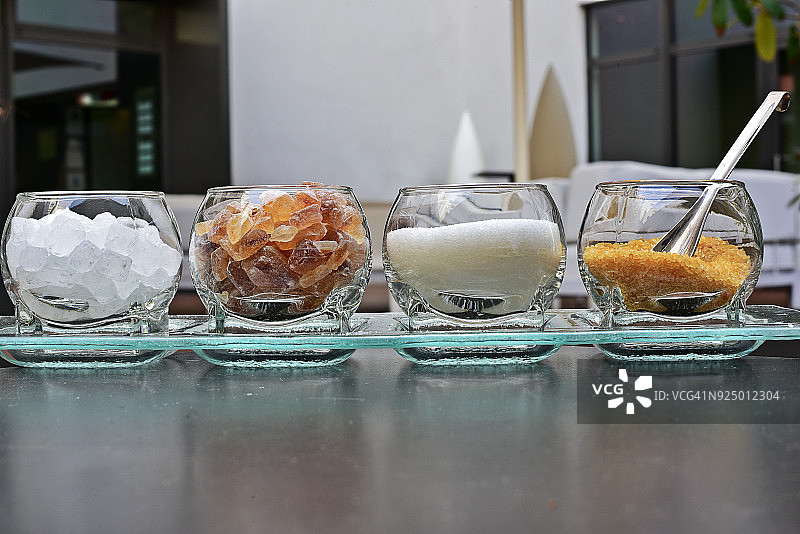 特比纳多糖——棕色和白色糖晶体（特写）图片素材