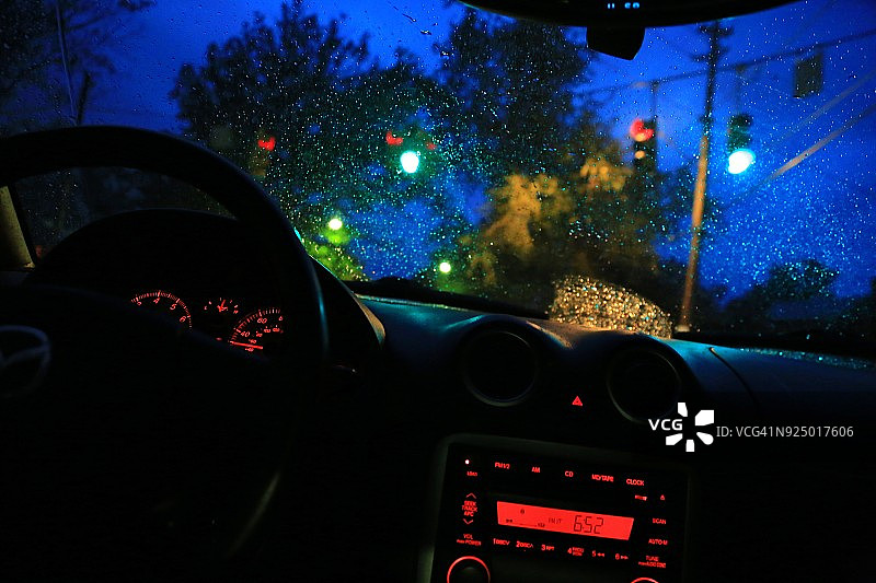 行驶中汽车的第一人称视角图片素材