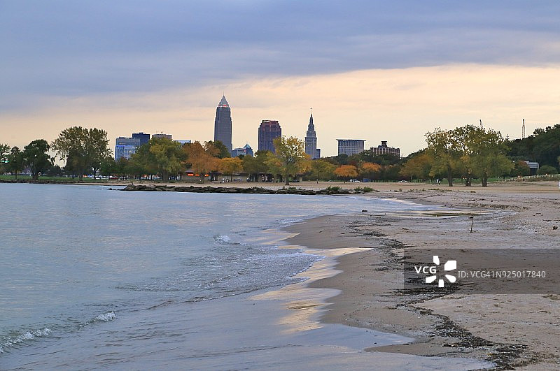 伊利湖海滩的克利夫兰天际线图片素材