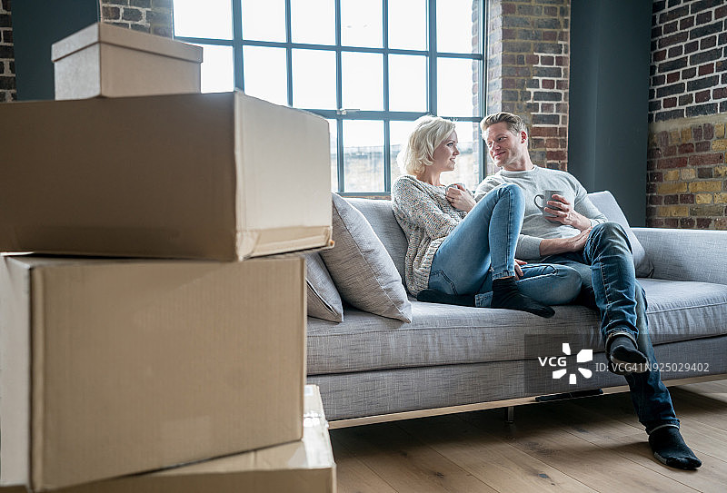 情侣在家休息喝茶图片素材