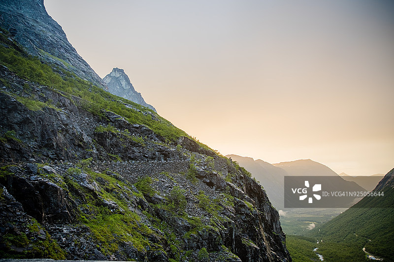 莫尔德-罗斯达尔郡的特罗斯蒂根山，夏日傍晚图片素材