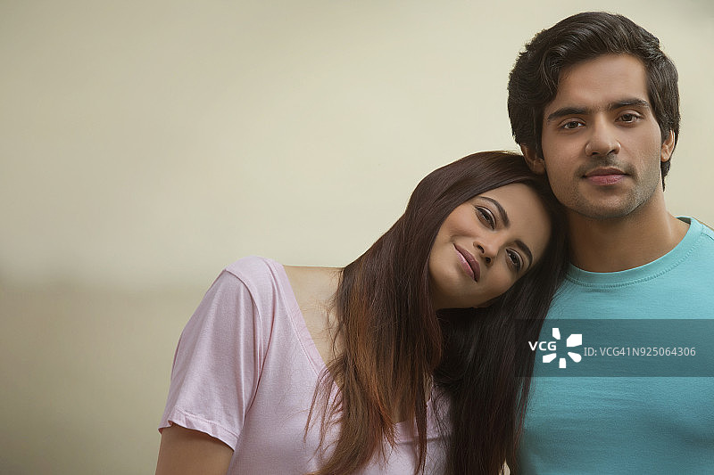 女子靠在男子肩膀上的肖像图片素材