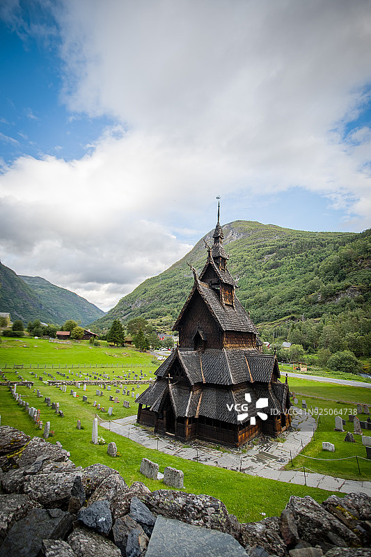 挪威博尔贡木板教堂夏日夜景图片素材