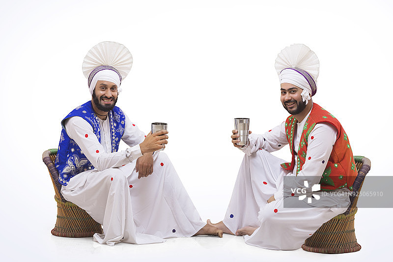 在拜萨基节庆典期间饮用拉西的锡克族人图片素材