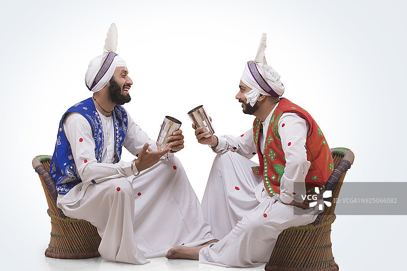 在拜萨基节庆典期间饮用拉西的锡克族人图片素材