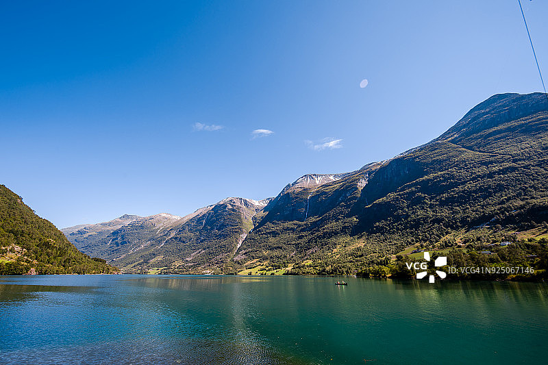 挪威布里克斯达尔冰川上的奥尔登湖，明媚的夏日午后图片素材