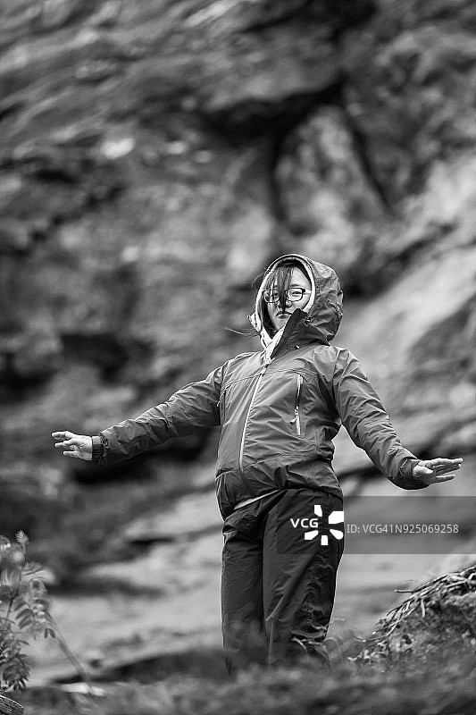 夏季傍晚，徒步者站在默勒-鲁姆斯达尔郡的精灵之路山上的黑白照片图片素材