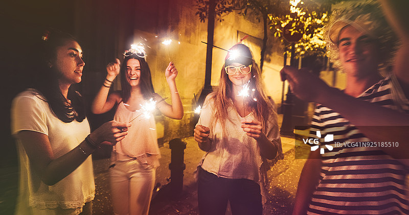 盛大派对：朋友们在街头狂欢图片素材