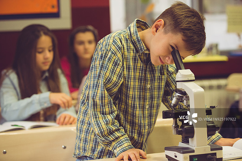 使用显微镜的小学生图片素材