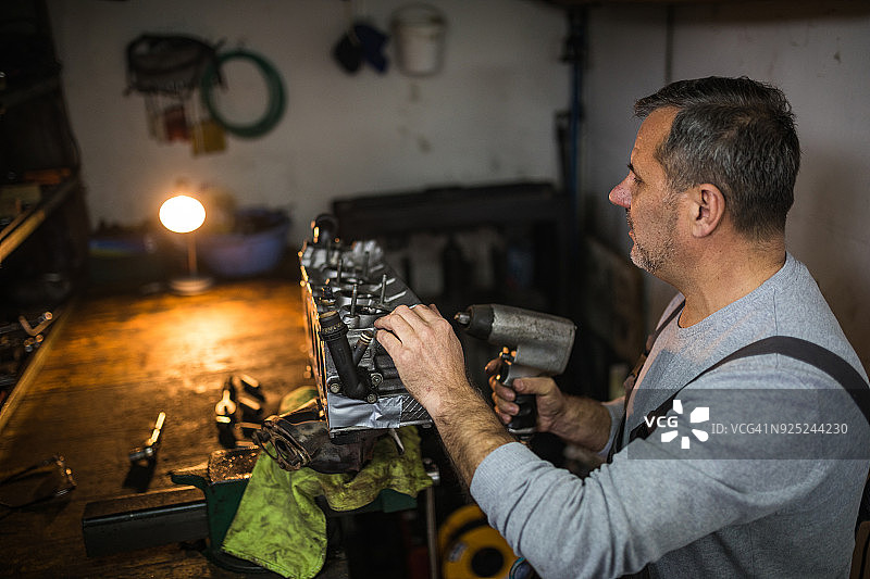 上班永不嫌晚图片素材