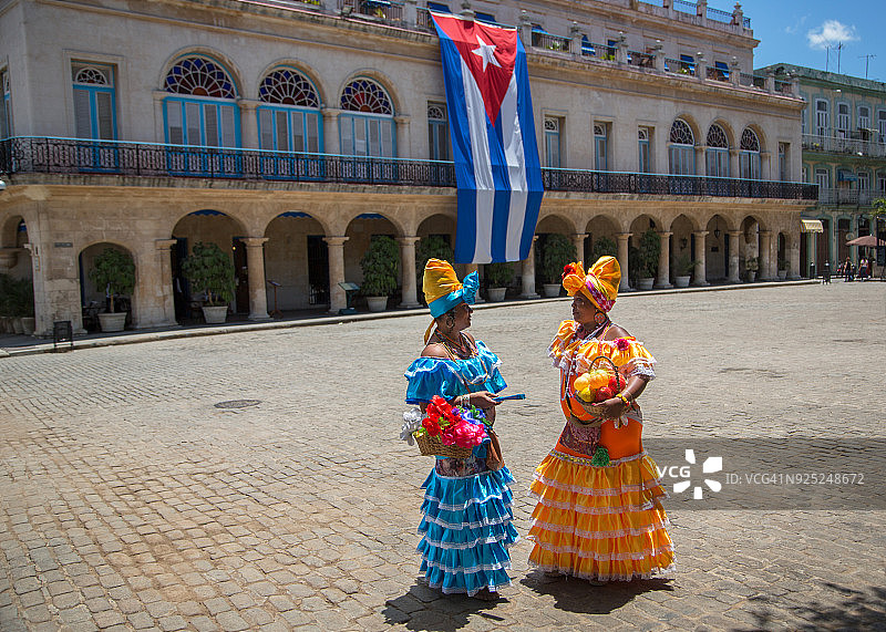 古巴哈瓦那武器广场上的卖花女图片素材